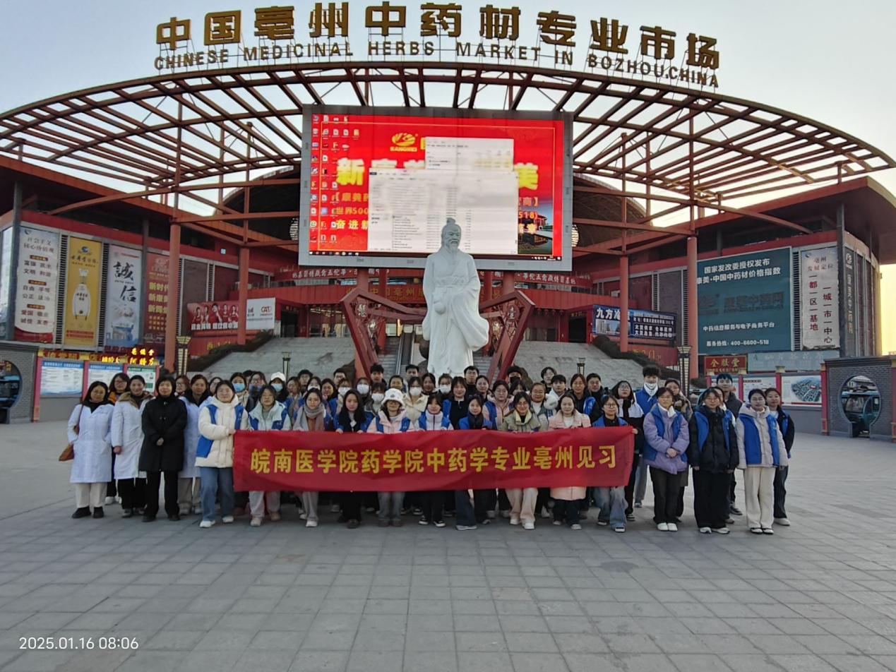 建筑前的广场上有许多人描述已自动生成