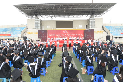 全体辅导员用歌声送别毕业生（二）